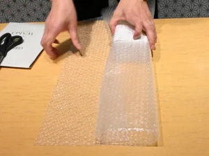 エアクッションで保護された梱包の様子1