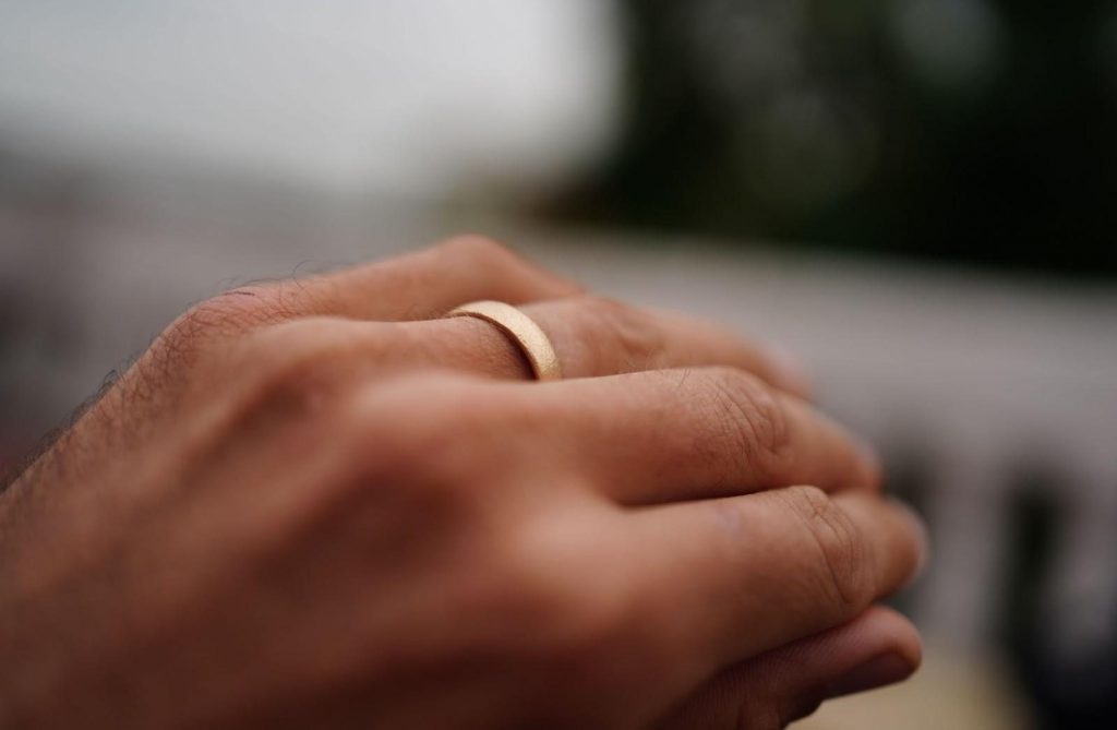 温泉で結婚指輪が変色してしまった場合の対処法