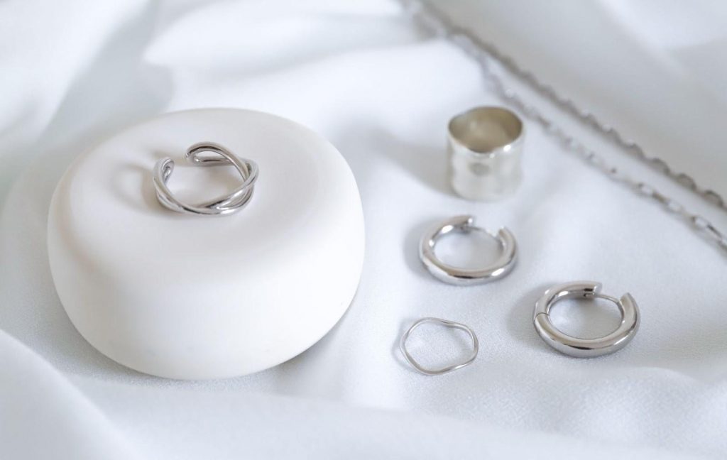 婚約指輪の代わりになる人気の婚約記念品8選