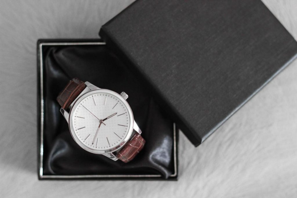 婚約指輪のお返しに腕時計が人気の理由