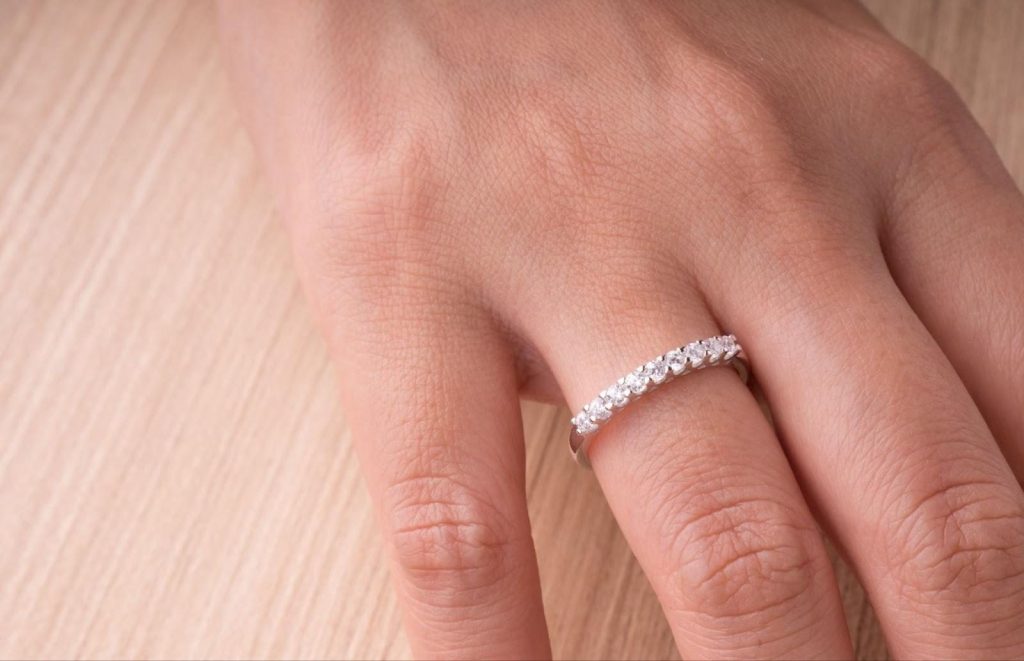 ダイヤ以外を装飾した婚約指輪の魅力