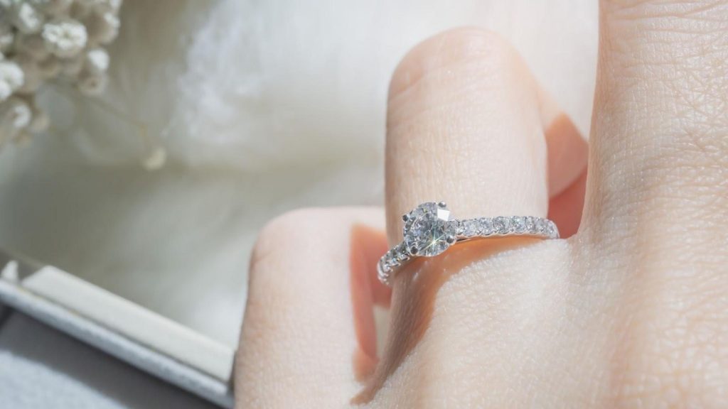 結婚後はいつ婚約指輪を着けるの？