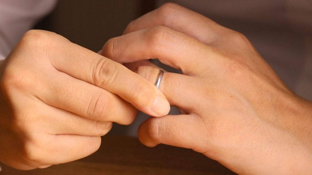 結婚後に婚約指輪の着用を避けたほうがよいシーン