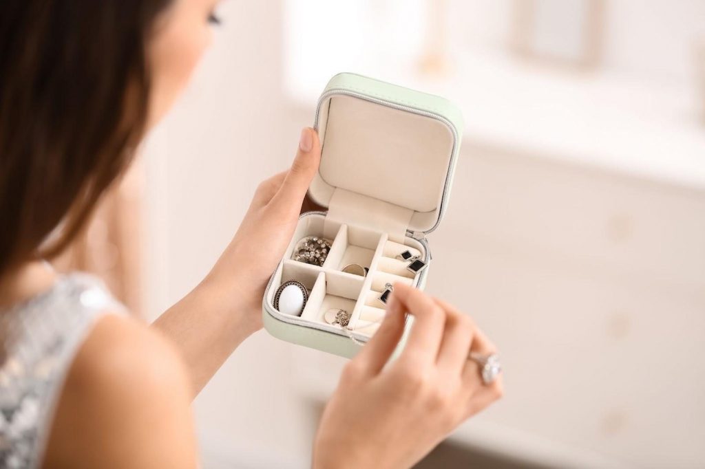 結婚後でも婚約指輪をきれいに残す保管とメンテナンス方法